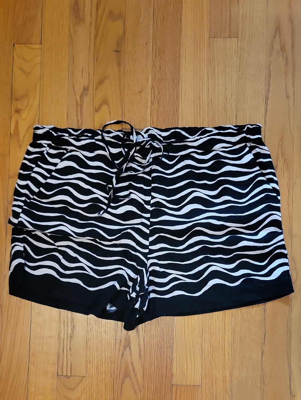 LOFT L Black and White Wave-Print Women's Shorts